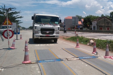 Xe biển đỏ chở quá tải, “nằm vạ” ở trạm cân