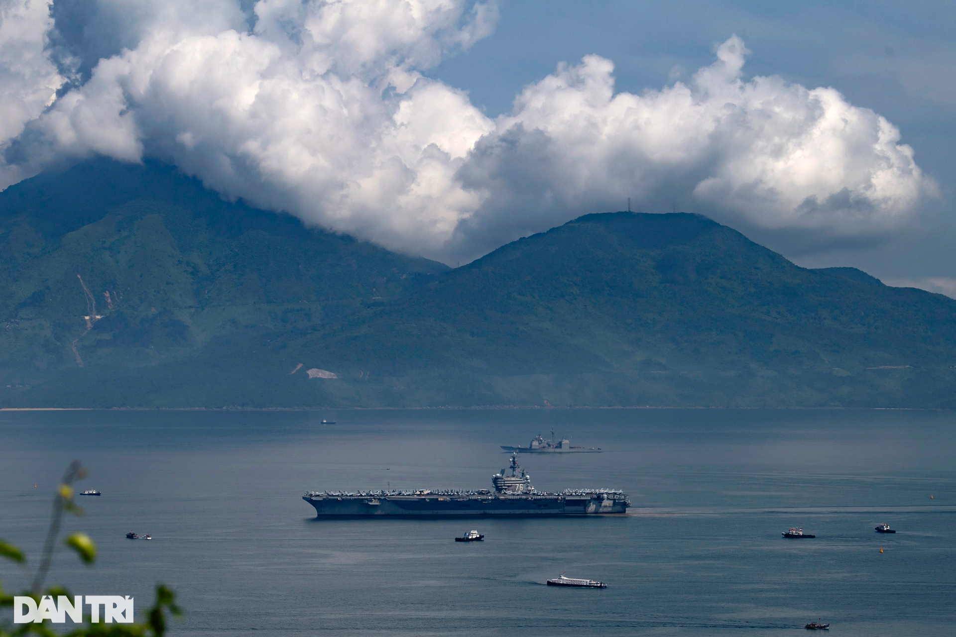 Cận cảnh tàu sân bay Mỹ USS Ronald Reagan vào vịnh Đà Nẵng - 1 Cận cảnh tàu sân bay Mỹ USS Ronald Reagan vào vịnh Đà Nẵng - 1
