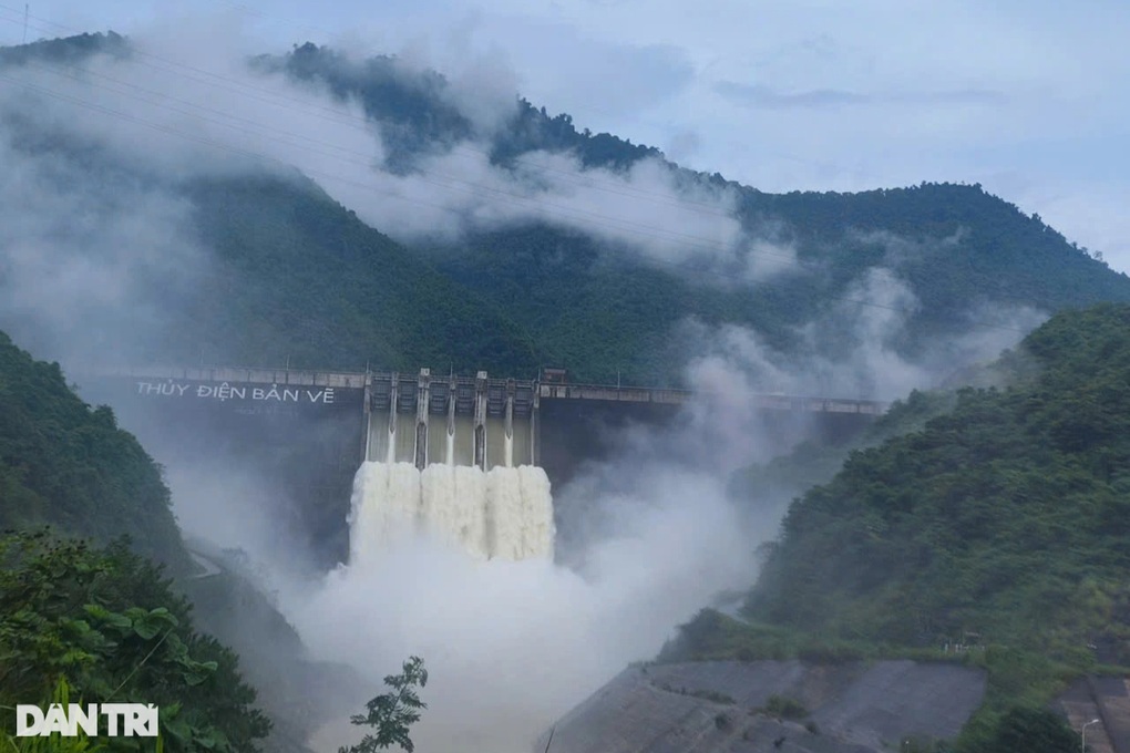 Thủy điện lớn nhất Bắc miền Trung xả 6 cửa điều tiết nước - 1