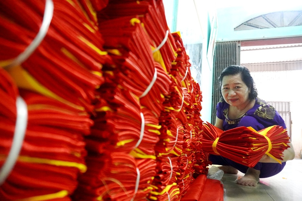 Gia đình 3 thế hệ gần 40 năm may cờ Tổ quốc - 7 Gia đình 3 thế hệ gần 40 năm may cờ Tổ quốc - 7