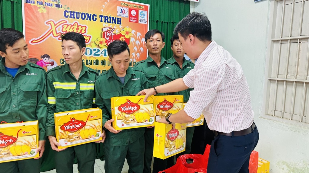 LOTTE Mart trao tặng 16 tấn gạo cho các hộ gia đình khó khăn - 2 LOTTE Mart trao tặng 16 tấn gạo cho các hộ gia đình khó khăn - 2