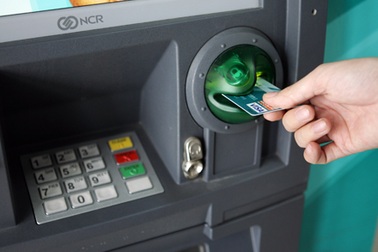 Nâng hạn mức rút tiền ATM nội mạng lên 5 triệu đồng/giao dịch