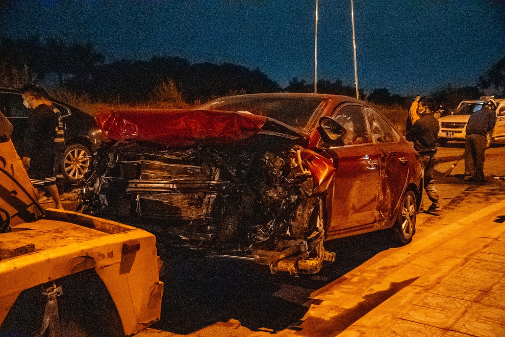 5 xe tông nhau liên hoàn, 2 người văng xuống chân đê, đầu ô tô nát bét - 4 5 xe tông nhau liên hoàn, 2 người văng xuống chân đê, đầu ô tô nát bét - 4