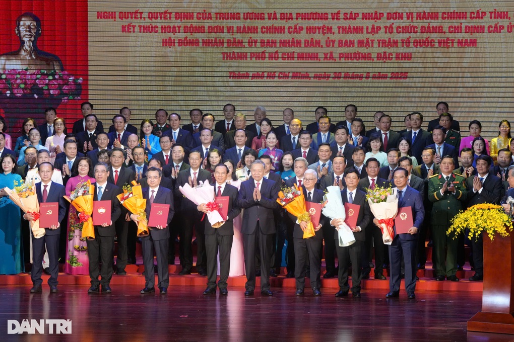 Các bí thư, chủ tịch quận, huyện ở TPHCM cũ về xã, phường sau hợp nhất - 1 Các bí thư, chủ tịch quận, huyện ở TPHCM cũ về xã, phường sau hợp nhất - 1