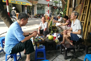 Trà đá - Đồ uống giản dị được khách Tây ca ngợi là "người hùng thầm lặng"