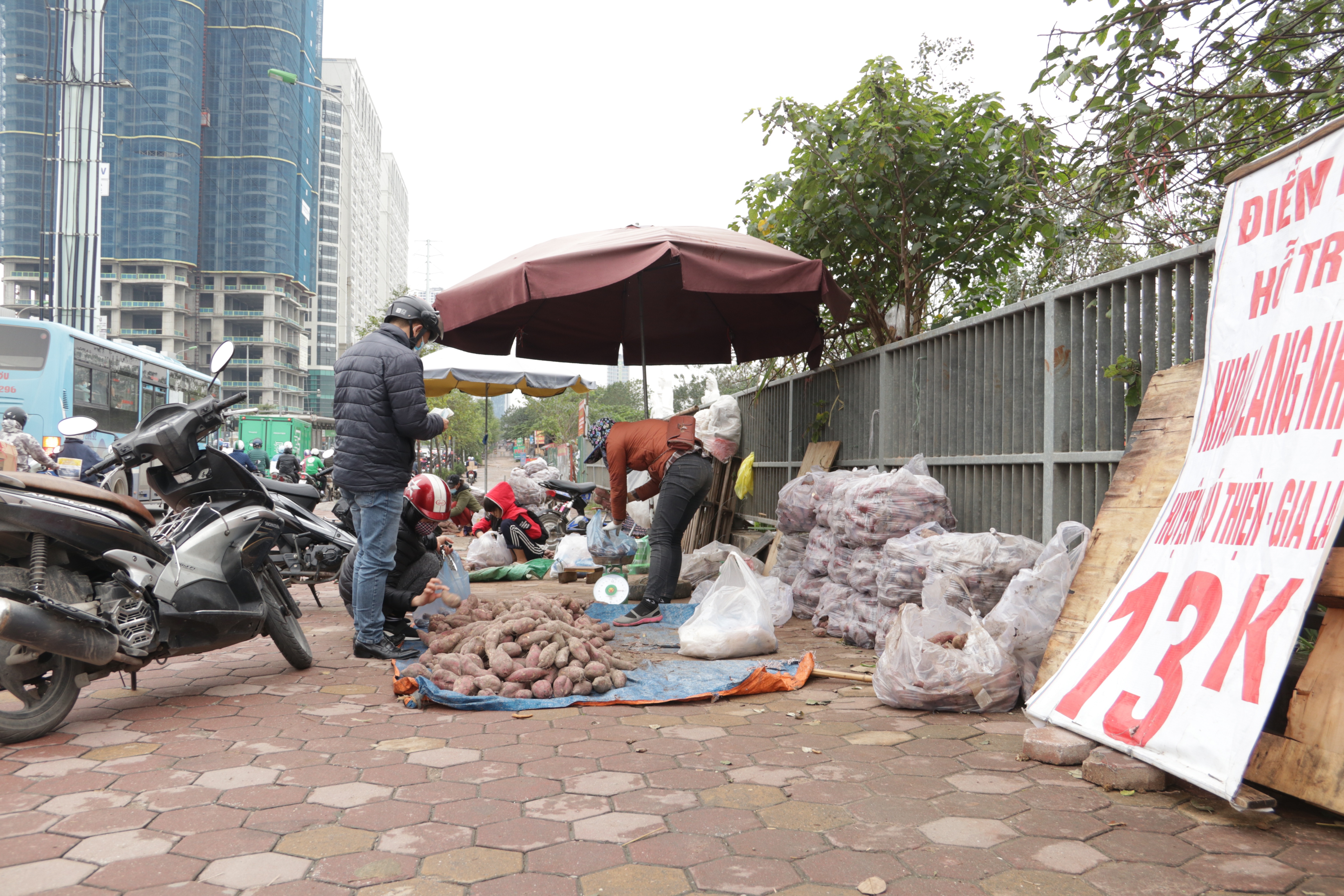 Hà Nội: Lấy mác giải cứu nông sản để chiếm vỉa hè nhiều tuyến phố - 14 Hà Nội: Lấy mác giải cứu nông sản để chiếm vỉa hè nhiều tuyến phố - 14
