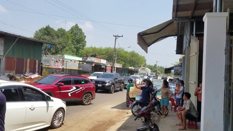 Sốt đất nổ ra khắp nơi, chuyên gia khuyên đừng dại rót vốn - 1 Sốt đất nổ ra khắp nơi, chuyên gia khuyên đừng dại rót vốn - 1