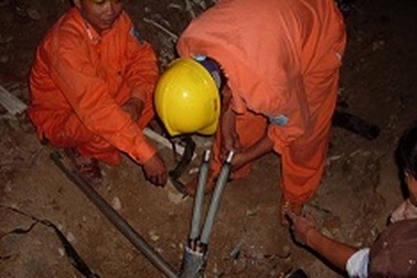 Cả phố náo loạn vì cháy cáp điện ngầm