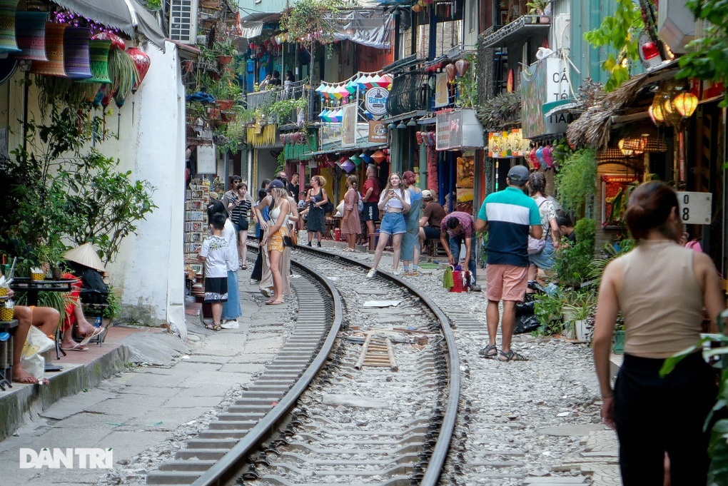 Xóm cà phê đường tàu đông như chưa có lệnh cấm, quận Hoàn Kiếm nói gì? - 3 Xóm cà phê đường tàu đông như chưa có lệnh cấm, quận Hoàn Kiếm nói gì? - 3