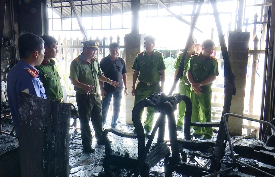 Nghi phạm đốt nhà dân khiến 3 người bị thương đã bị bắt - 2 Nghi phạm đốt nhà dân khiến 3 người bị thương đã bị bắt - 2