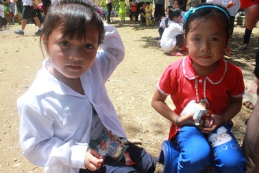 Trung thu ở bản quanh năm đi... dép lê