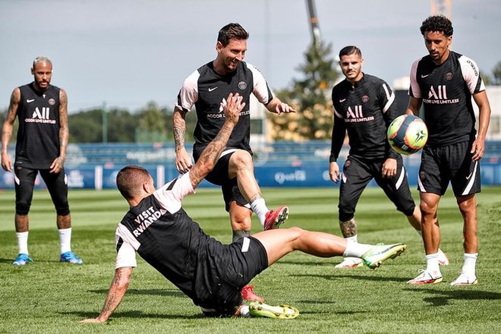 Messi cười tươi rói trong buổi tập đầu tiên với PSG - 8 Messi cười tươi rói trong buổi tập đầu tiên với PSG - 8