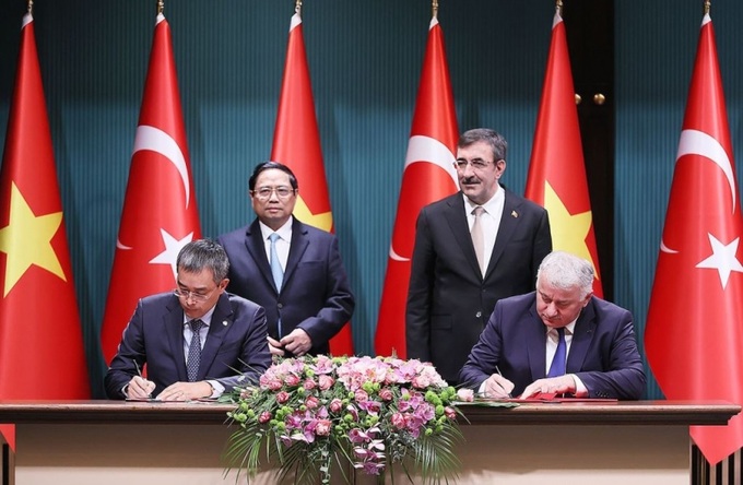 Thủ tướng Chính Phủ Phạm Minh Chính và Phó Tổng thống Thổ Nhĩ Kỳ Cevdet Yilmaz chứng kiến Vietnam Airlines và Turkish Airlines ký kết đẩy mạnh mối quan hệ hợp tác trong lĩnh vực vận chuyển hàng hóa hàng không.
