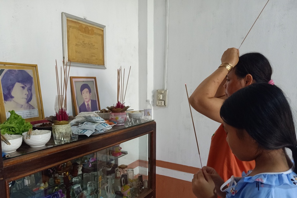 Vướng Covid-19, người dân cúng Tết thanh minh tại gia - 5 Vướng Covid-19, người dân cúng Tết thanh minh tại gia - 5