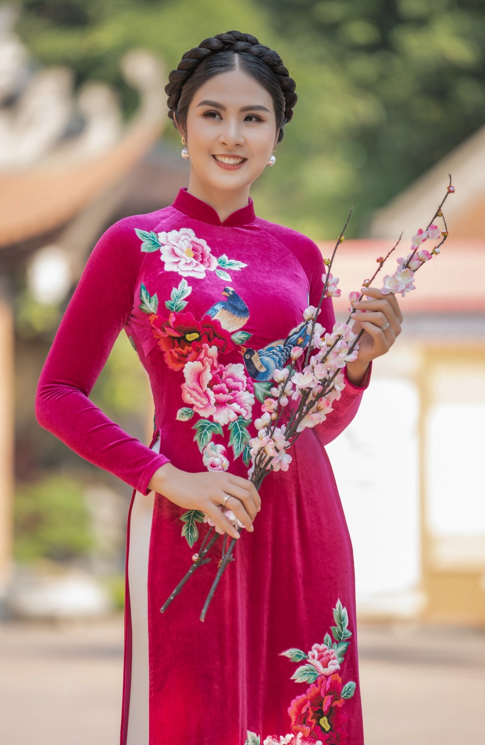 Hoa hậu Ngọc Hân mặc áo dài, dạo Văn Miếu ngày đầu năm - 1 Hoa hậu Ngọc Hân mặc áo dài, dạo Văn Miếu ngày đầu năm - 1