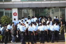 Hơn 200 cảnh sát đột kích trụ sở tòa báo ở Hong Kong