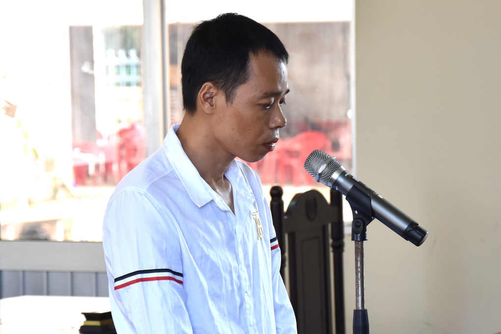 Lĩnh 12 năm tù vì lén đâm người đang ngủ - 1 Lĩnh 12 năm tù vì lén đâm người đang ngủ - 1