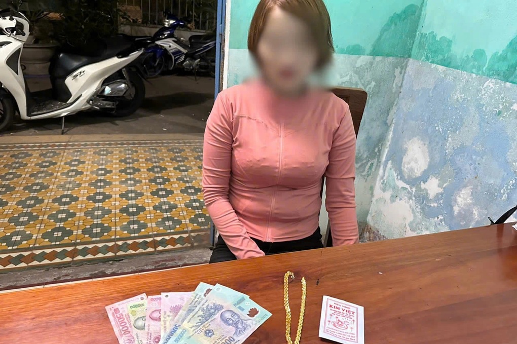 Tạm giữ người phụ nữ vờ mua vàng rồi ăn trộm - 1 Tạm giữ người phụ nữ vờ mua vàng rồi ăn trộm - 1