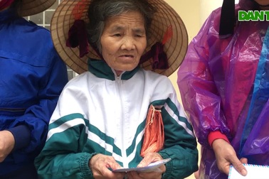 Tặng 300 triệu đồng của bạn đọc Dân trí đến người dân rốn lũ Quảng Bình