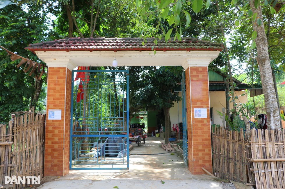 Ông bố chịu tiếng bán con, mong tộc người ngủ ngồi vượt khỏi rừng sâu - 2