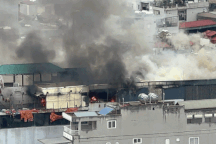 Cháy quán massage ở Hà Nội, nhiều người hoảng loạn tháo chạy