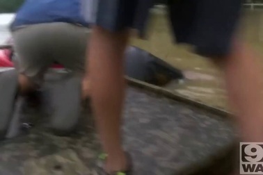 Người phụ nữ may mắn được cứu sống trong chiếc xe bị ngập trong nước lụt