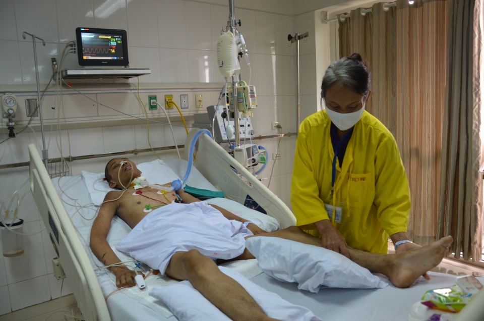 Người mẹ tội nghiệp đi bán rau cầu xin nhà hảo tâm cứu con - 5 Người mẹ tội nghiệp đi bán rau cầu xin nhà hảo tâm cứu con - 5