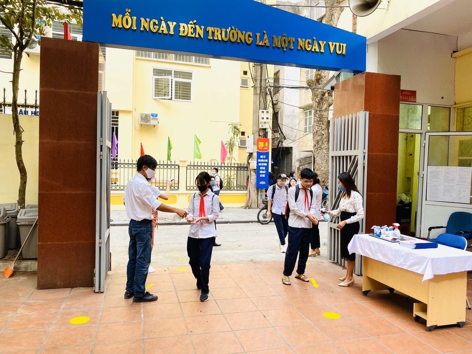 Các trường THCS quận Hoàn Kiếm náo nức đón HS trở lại sau đợt nghỉ dịch - 3 Các trường THCS quận Hoàn Kiếm náo nức đón HS trở lại sau đợt nghỉ dịch - 3
