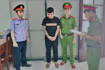 Giải quyết mâu thuẫn, nam thanh niên dùng kiếm chém đối thủ