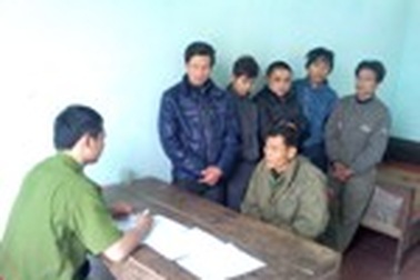 10 đối tượng đánh bạc bị công an bắt tại chỗ