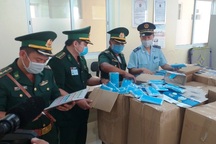 Dùng xe tải chở 160.000 chiếc khẩu trang y tế qua Campuchia