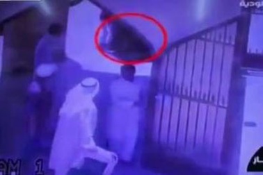 Dũng cảm đẩy tên đánh bom tự sát khỏi thánh đường