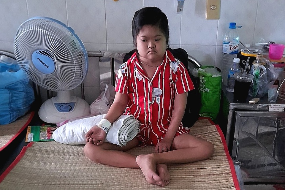 Người cha khắc khổ xin quỳ lạy để cứu con gái chịu thiệt thòi từ nhỏ - 5 Người cha khắc khổ xin quỳ lạy để cứu con gái chịu thiệt thòi từ nhỏ - 5