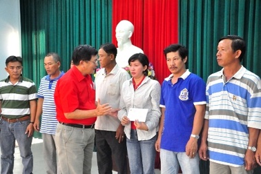 Tiểu thương Hà Nội hỗ trợ ngư dân bị Trung Quốc đâm chìm tàu cá