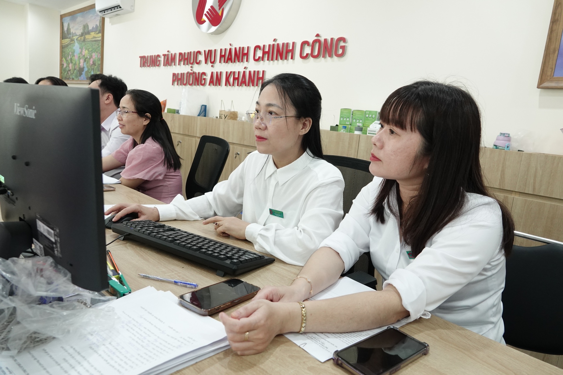 Lượng công việc tăng gấp 5 lần, công chức tăng ca đến tối muộn - 10 Lượng công việc tăng gấp 5 lần, công chức tăng ca đến tối muộn - 10