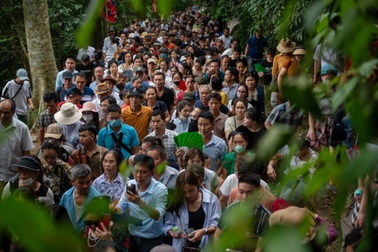 Hàng vạn du khách đổ về Đền Hùng dâng hương trước ngày chính lễ