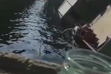 Tàu chiến tối tân của Iran bị đổ nghiêng