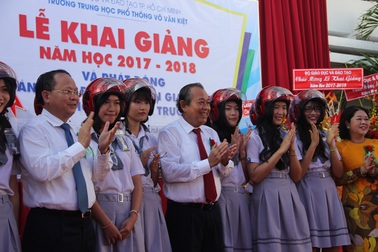 Phó Thủ tướng Trương Hòa Bình tặng mũ bảo hiểm cho học sinh nhân lễ khai giảng