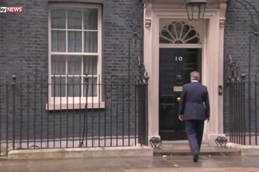 Thủ tướng Anh David Cameron ngân nga hát sau tuyên bố từ chức