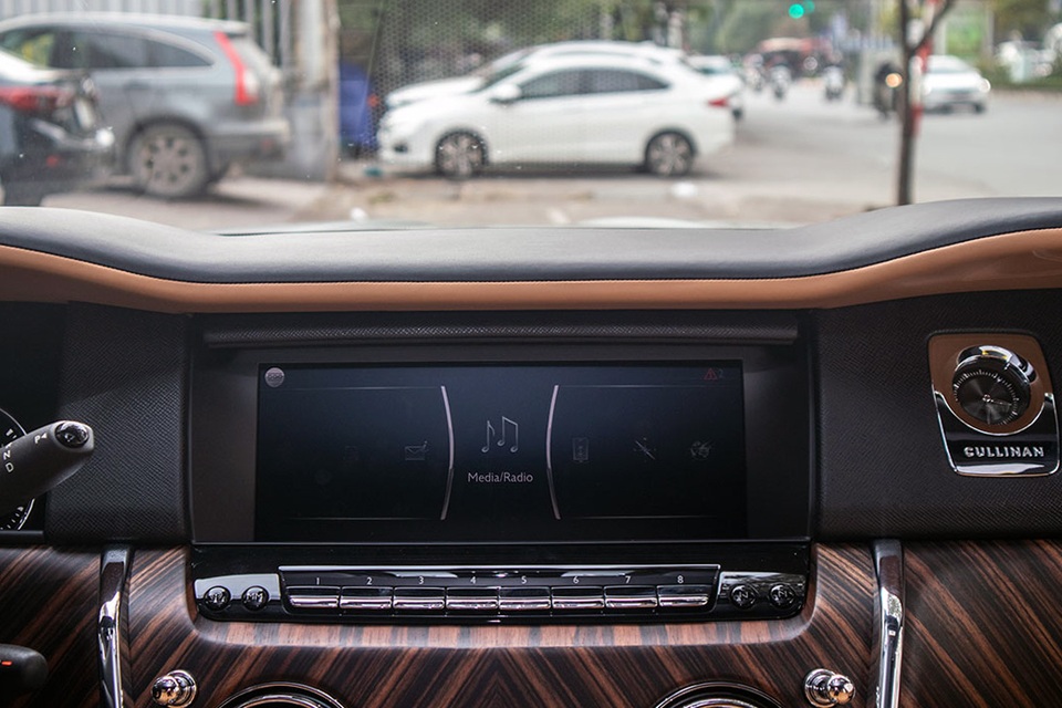 Cận cảnh Rolls-Royce Cullinan 5 chỗ: Gia vị khác lạ cho đại gia Việt - 10 Cận cảnh Rolls-Royce Cullinan 5 chỗ: Gia vị khác lạ cho đại gia Việt - 10
