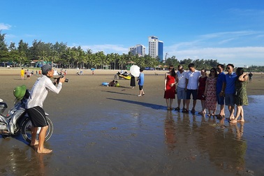 Cạnh tranh smartphone, thợ ảnh trả “ảnh mềm” để khách đăng Facebook, Zalo