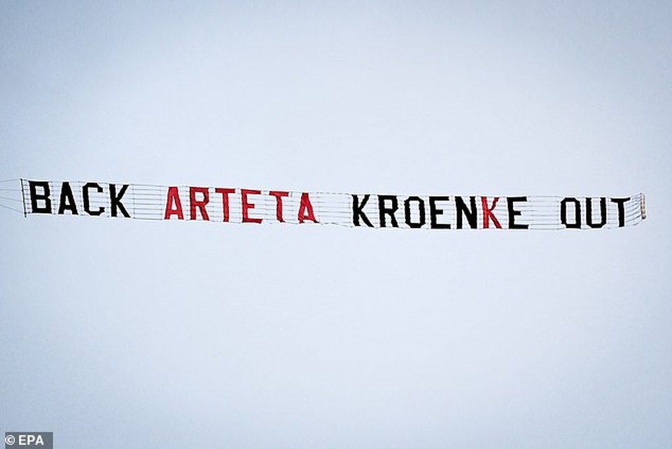 CĐV Arsenal tức giận thuê máy bay giăng băng rôn phản đối chủ CLB - 1