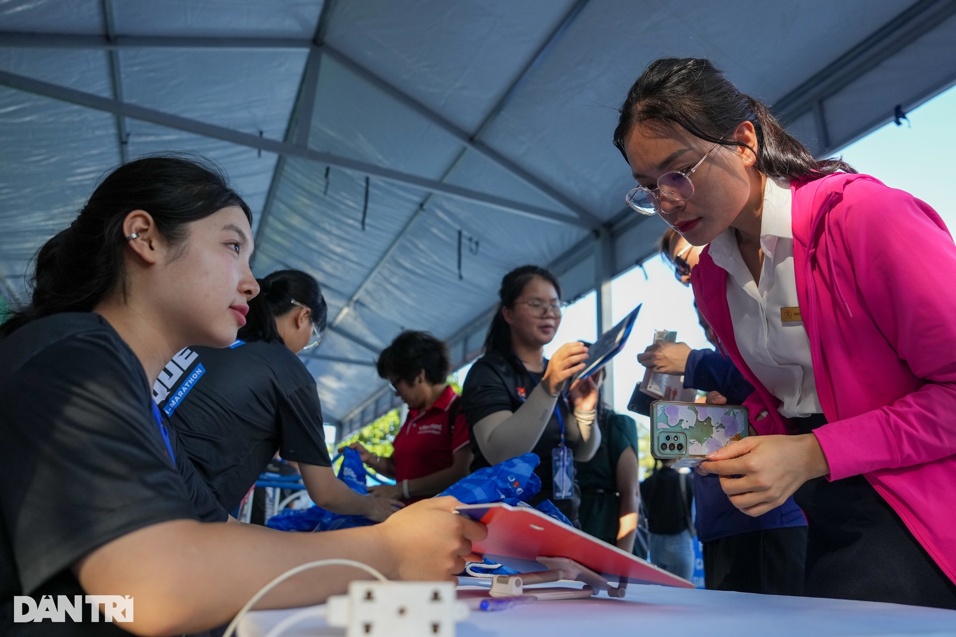 Hàng nghìn runner hào hứng nhận bib ở Unique Nha Trang H-Marathon - 4 Hàng nghìn runner hào hứng nhận bib ở Unique Nha Trang H-Marathon - 4