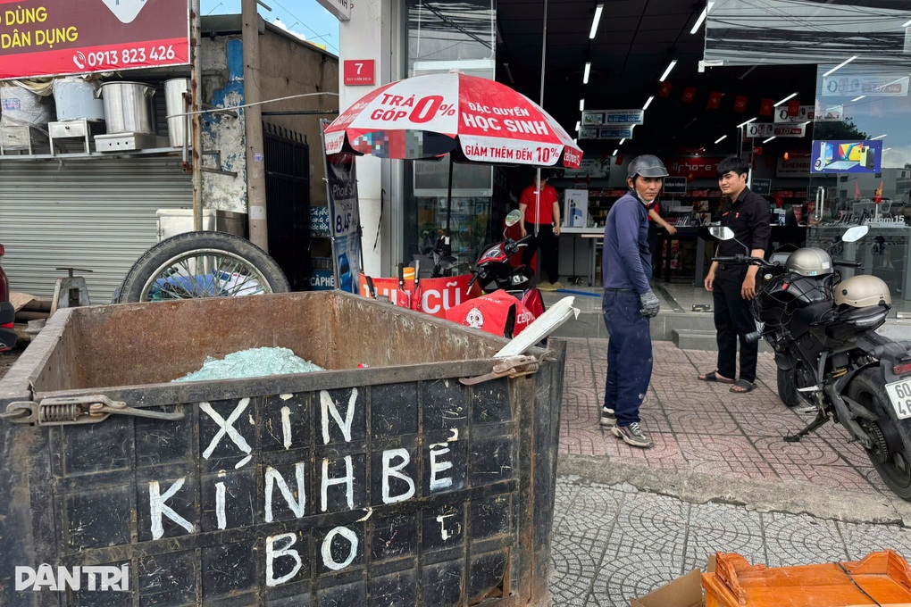 Nữ tài xế lái ô tô tông vỡ kính cửa hàng điện tử ở Đồng Nai - 2