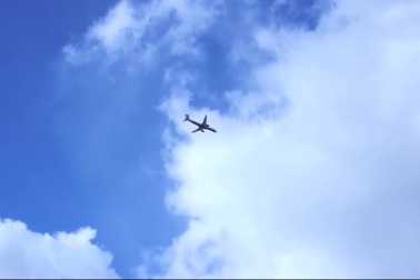 Khoảnh khắc máy bay bị sét đánh trúng