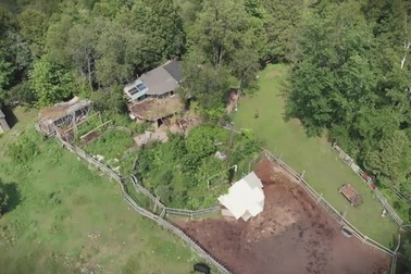 Vợ chồng dùng phế liệu xây nhà, không tốn tiền điện, 13 năm tự cung tự cấp