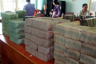 Hai người Trung Quốc vận chuyển 18,2 tỷ đồng qua biên giới