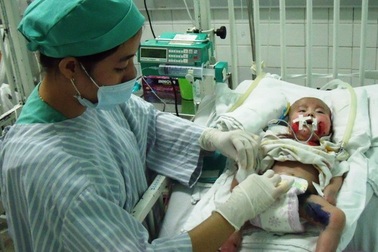 Bé Nhân Ái đã bớt sốt sau khi đổi kháng sinh