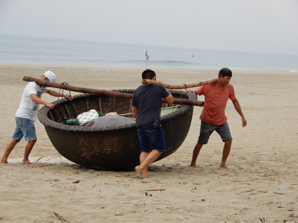 Ngư dân Đà Nẵng hối hả đưa tàu thuyền lên bờ tránh bão số 5 - 2 Ngư dân Đà Nẵng hối hả đưa tàu thuyền lên bờ tránh bão số 5 - 2