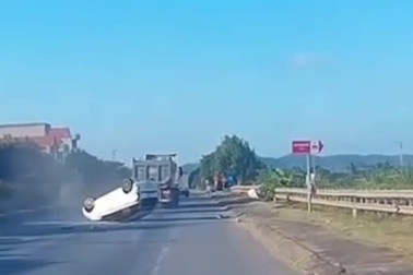 Chuyển hướng không quan sát, xe ben tông lật ngửa xe con như phim hành động